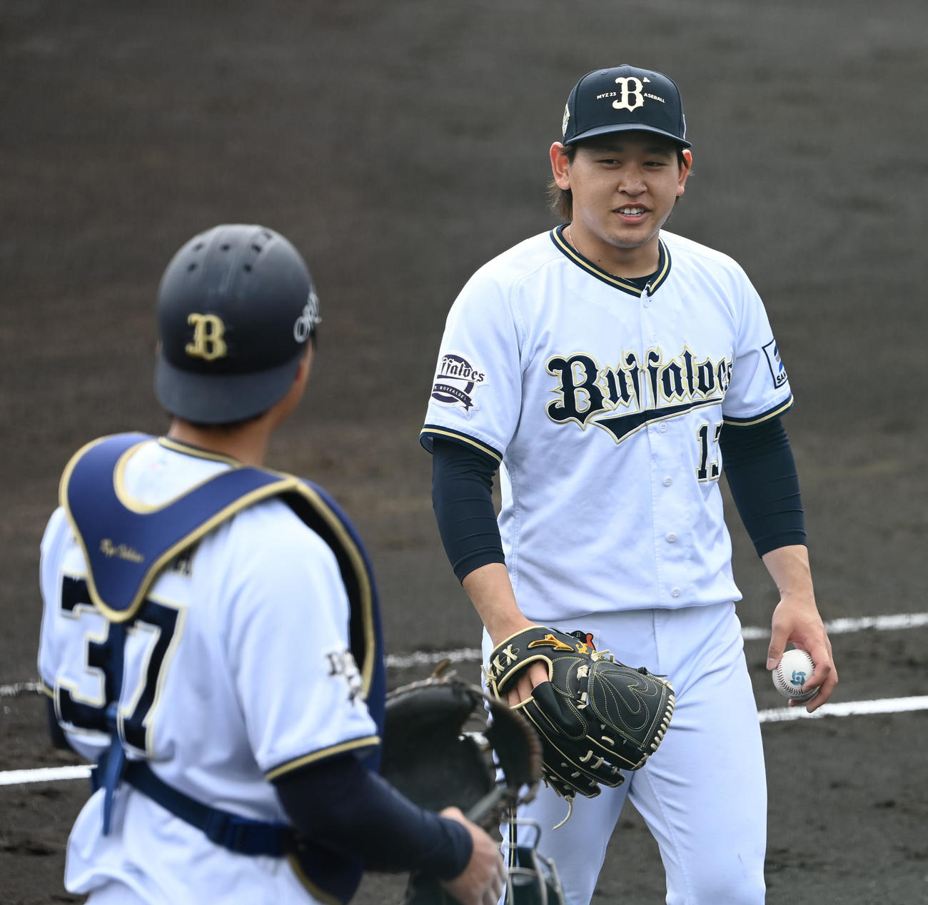 2回を投げ終え、石川亮と話すオリックス宮城（撮影・和賀正仁）