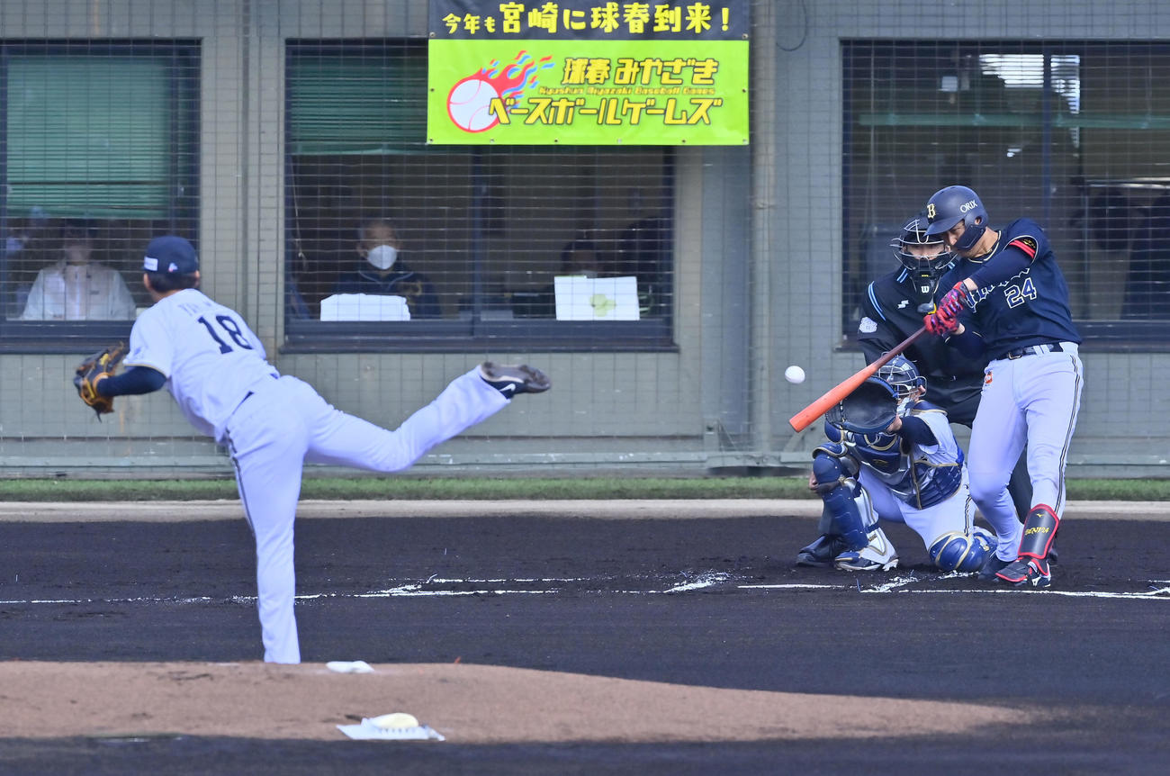 1回表紅組2死、右前打を放つオリックス紅林（撮影・和賀正仁）