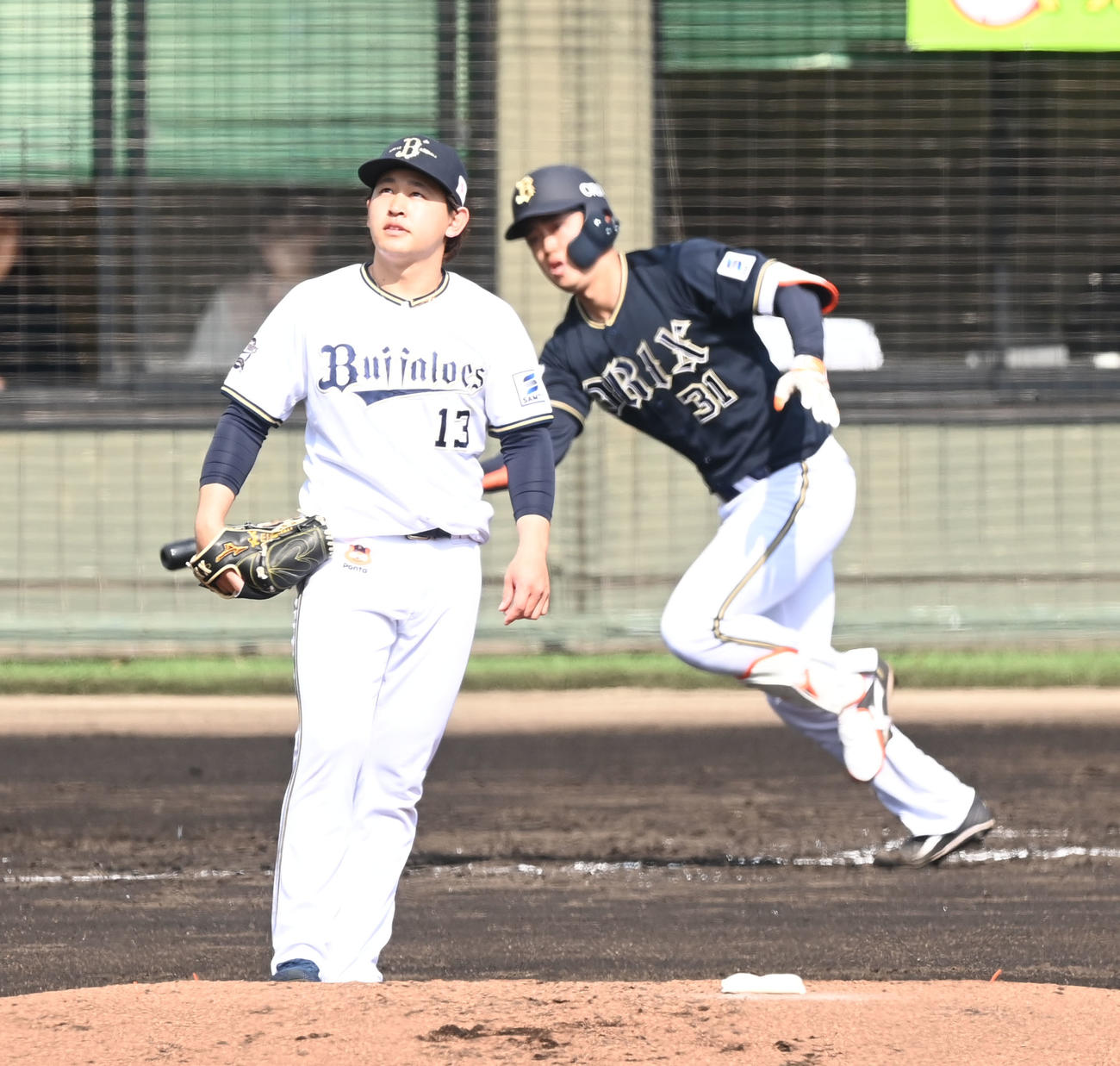 3回表紅組1死一塁、太田に2点本塁打を浴びるオリックス宮城（撮影・和賀正仁）