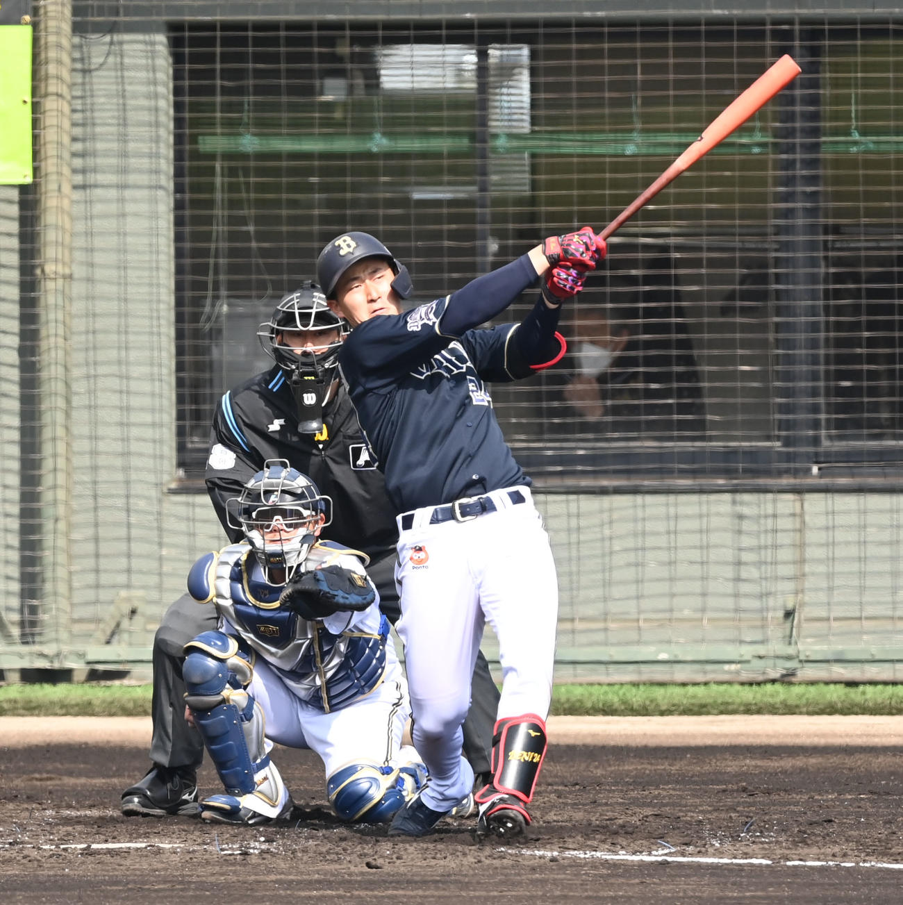3回表紅組2死、左越えにソロ本塁打を放つ紅林（撮影・和賀正仁）