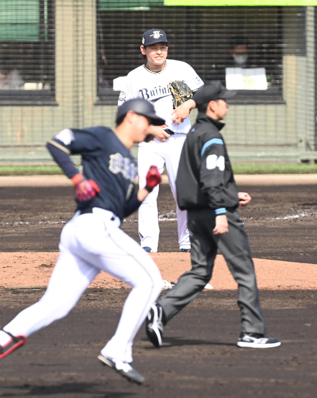 3回表紅組2死、紅林に左越えソロ本塁打を浴びる宮城（撮影・和賀正仁）
