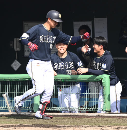 3回表紅組2死、ソロ本塁打を放った紅林（左）を迎える太田（撮影・和賀正仁）