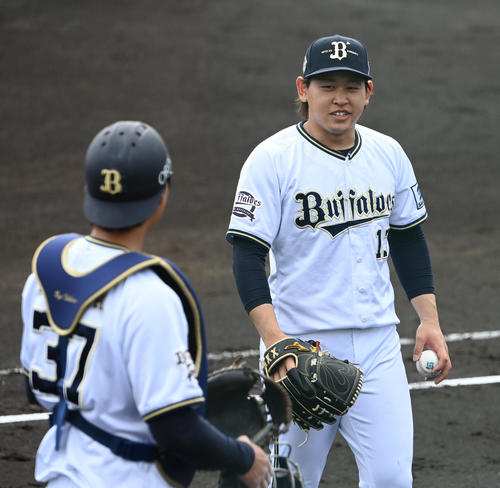 2回を投げ終え、石川亮と話すオリックス宮城（撮影・和賀正仁）