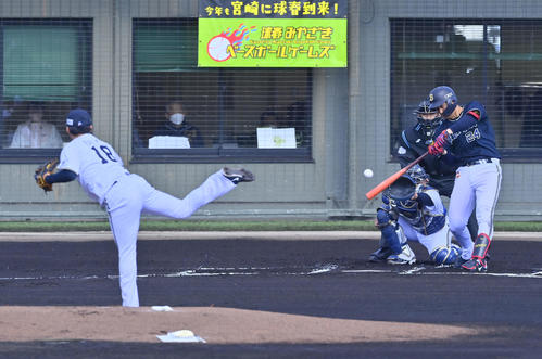 1回表紅組2死、右前打を放つオリックス紅林（撮影・和賀正仁）