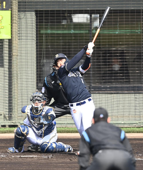 3回表紅組1死一塁、宮城から中越えに2点本塁打を放つ太田（撮影・和賀正仁）