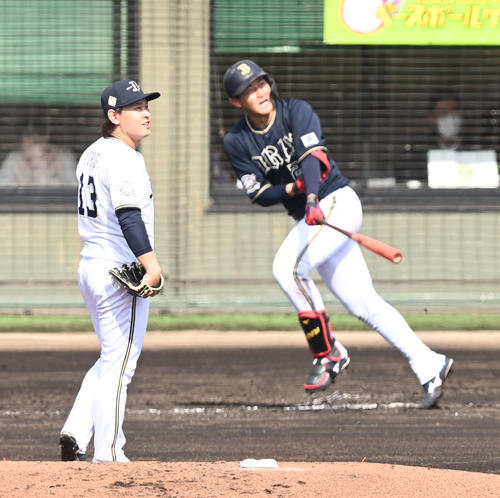 3回表紅組2死、紅林に左越えソロ本塁打を浴びる宮城（撮影・和賀正仁）