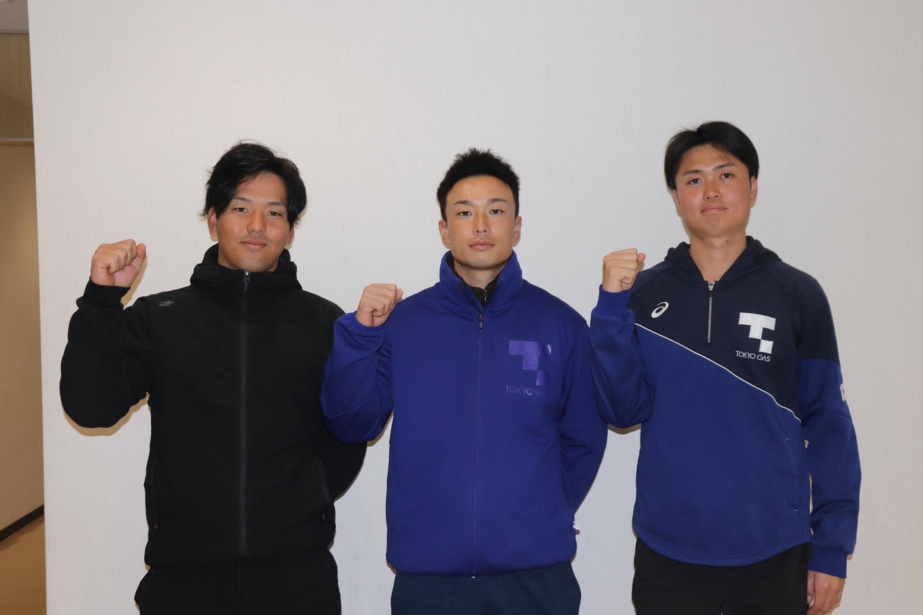 東京ガス新入団選手の、左から早大・中川、日大・中尾、福岡大・村上（撮影・星夏穂）