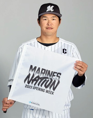 ホーム開幕戦グッズ付きチケットの「フラッグ」を手にするロッテ中村奨（球団提供）