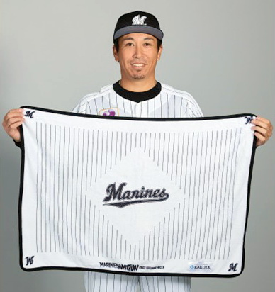 ホーム開幕戦グッズ付きチケットの「ブランケット」を手にするロッテ益田（球団提供）