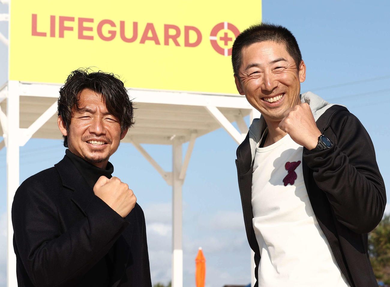本紙評論家の鳥谷氏（左）は阪神今岡コーチと笑顔でガッツポーズを決める（撮影・上田博志）