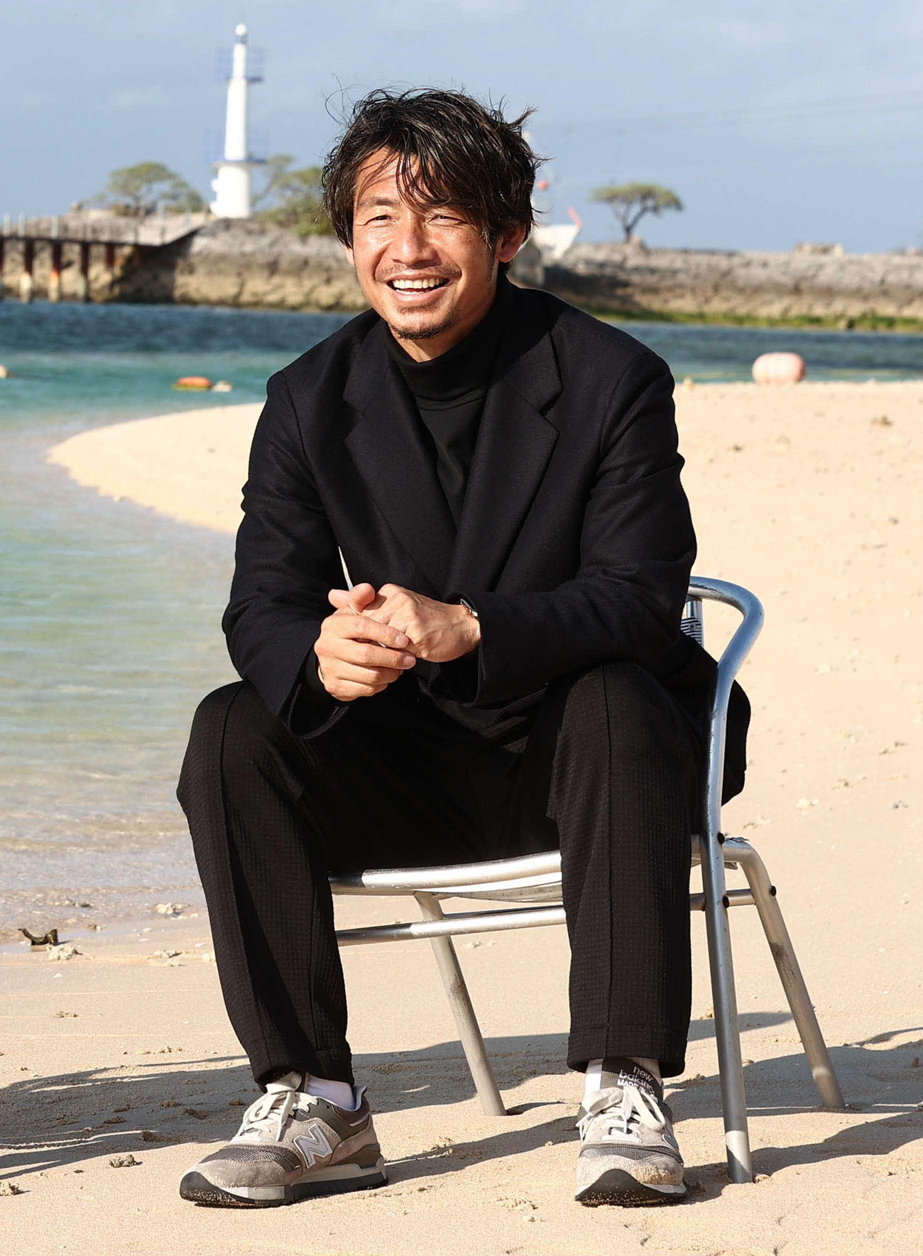 阪神今岡コーチとビーチで対談する本紙評論家の鳥谷氏（撮影・上田博志）