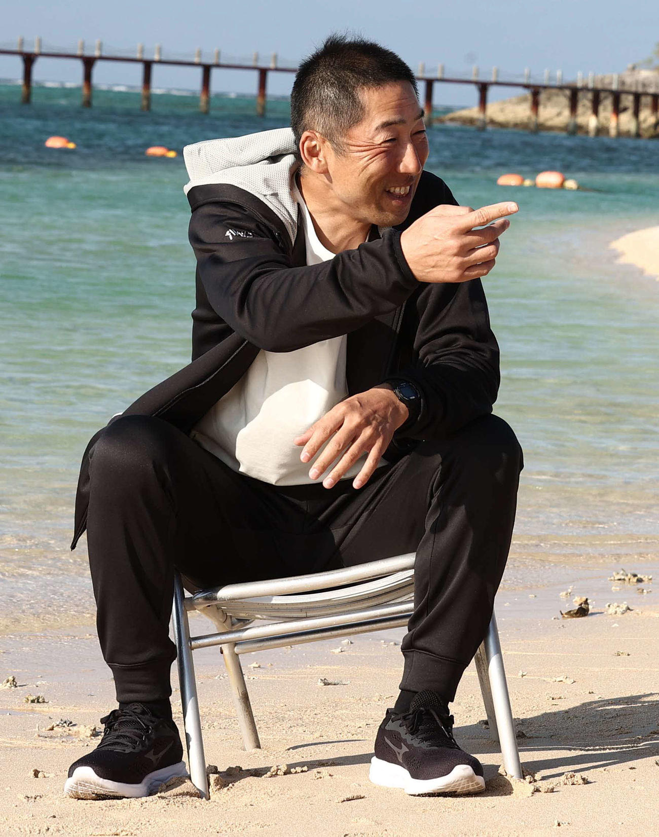 鳥谷氏とビーチで対談する阪神今岡コーチ（撮影・上田博志）