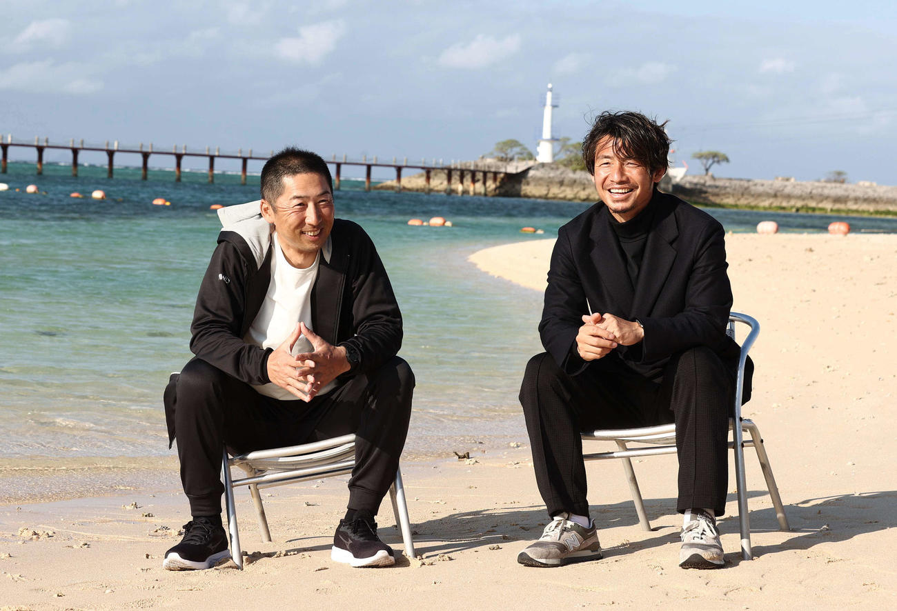 ビーチで対談する阪神今岡コーチ（左）と本紙評論家の鳥谷氏（撮影・上田博志）