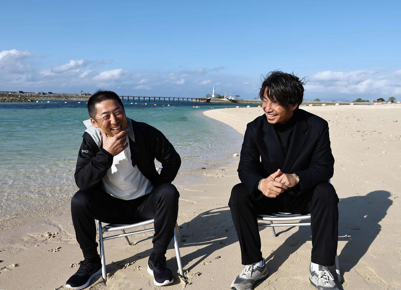 ビーチで対談する阪神今岡コーチ（左）と本紙評論家の鳥谷氏（撮影・上田博志）