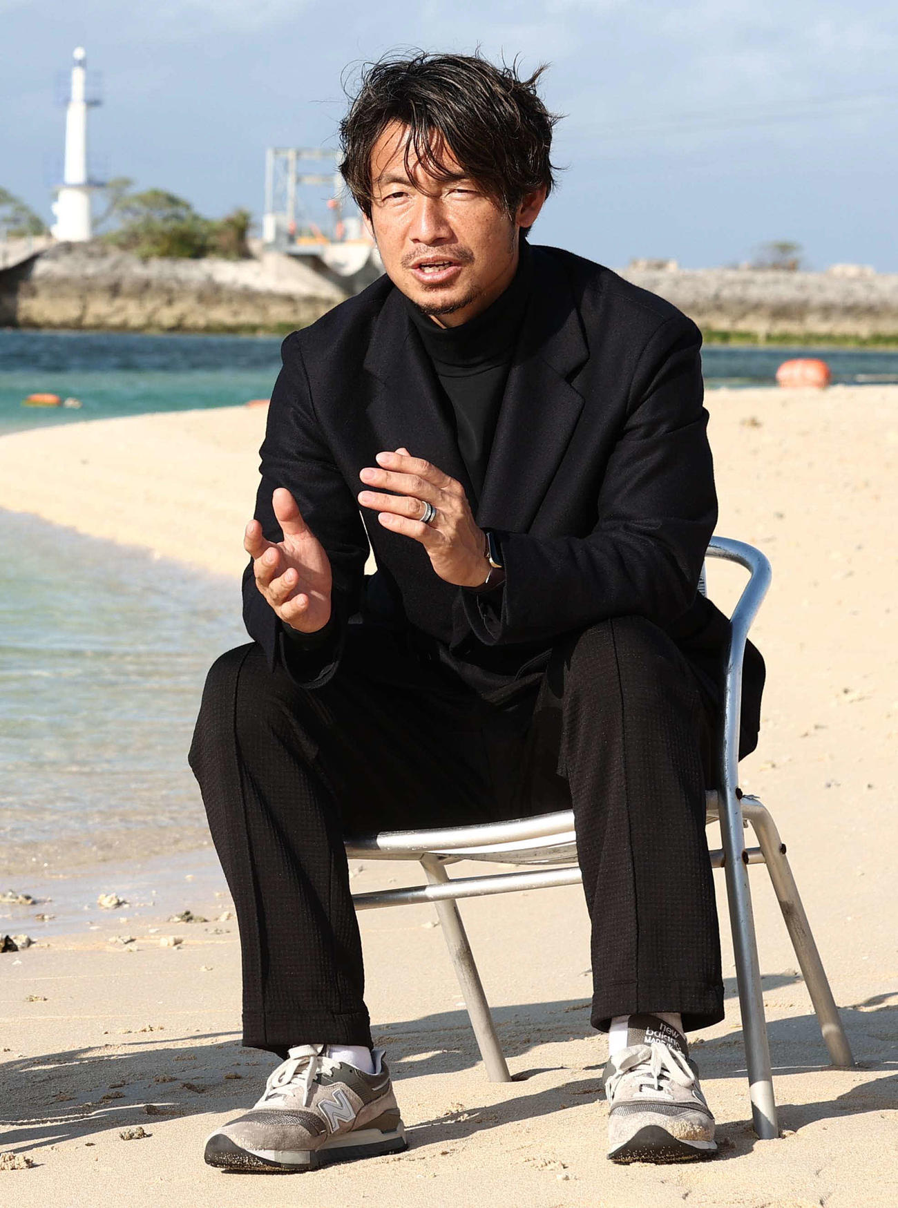 阪神今岡コーチとビーチで対談する本紙評論家の鳥谷氏（撮影・上田博志）