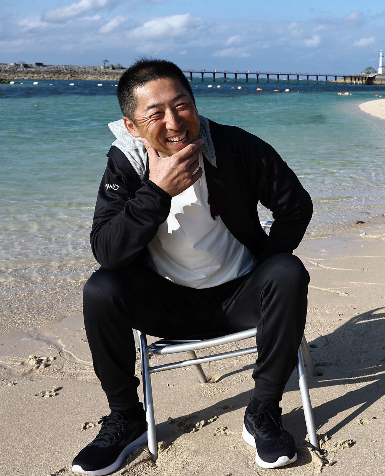 ビーチで本紙評論家の鳥谷氏と対談する阪神今岡コーチ（撮影・上田博志）