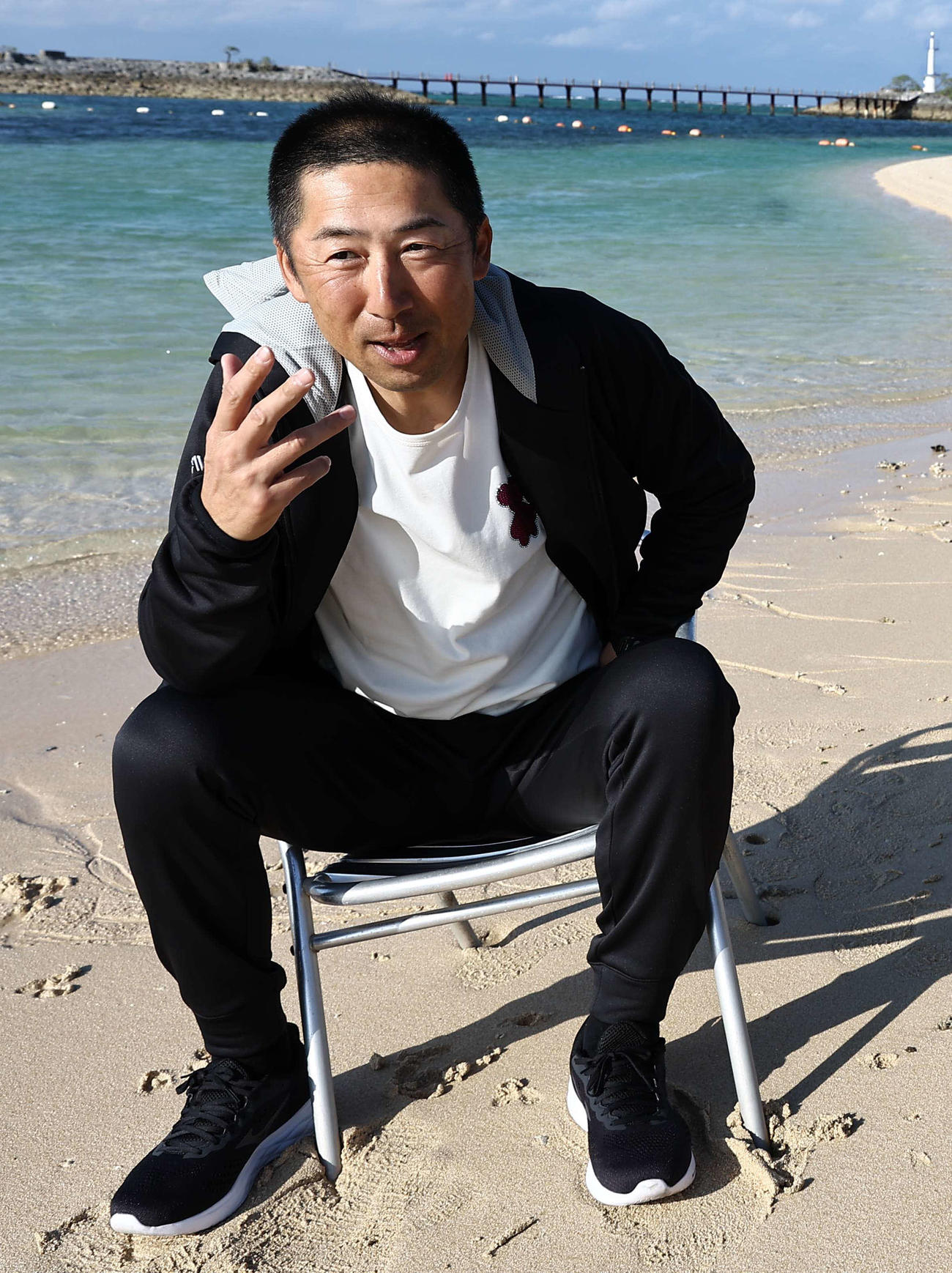 鳥谷氏とビーチで対談する阪神今岡コーチ（撮影・上田博志）