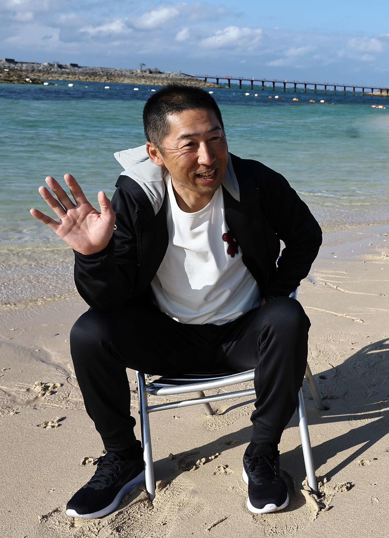 鳥谷氏とビーチで対談する阪神今岡コーチ（撮影・上田博志）