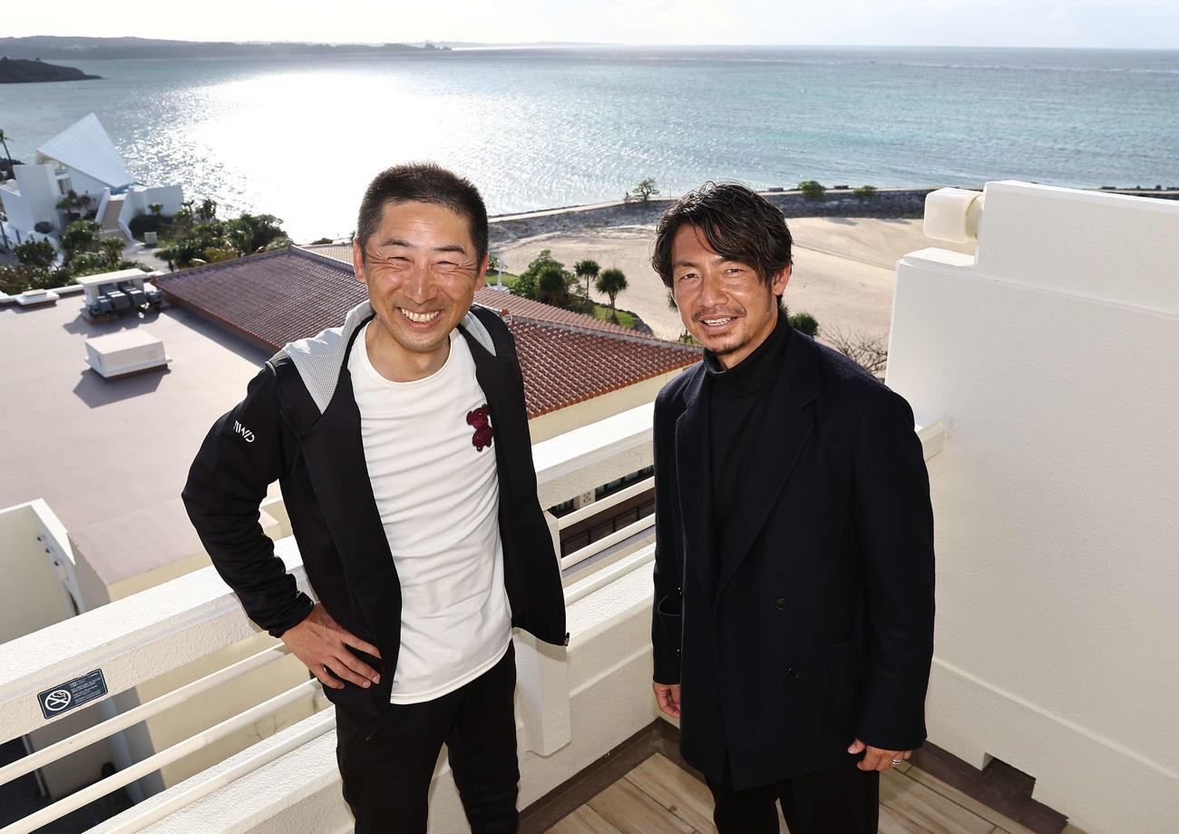 沖縄の海を背に笑顔を見せる阪神今岡コーチ（左）と本紙評論家の鳥谷氏（撮影・上田博志）