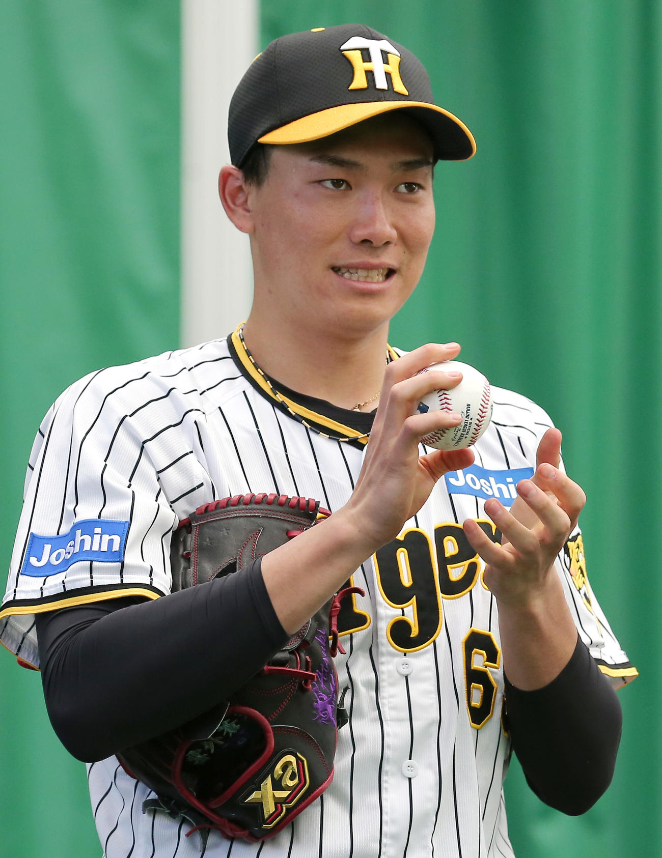 MLB球で調整する湯浅