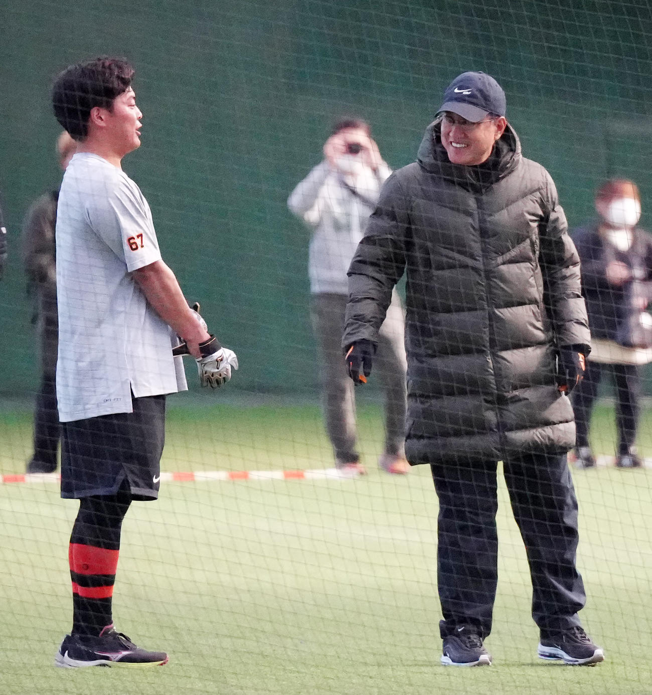 1軍に合流し、早朝練習で巨人原監督（右）にあいさつする山瀬（撮影・江口和貴）