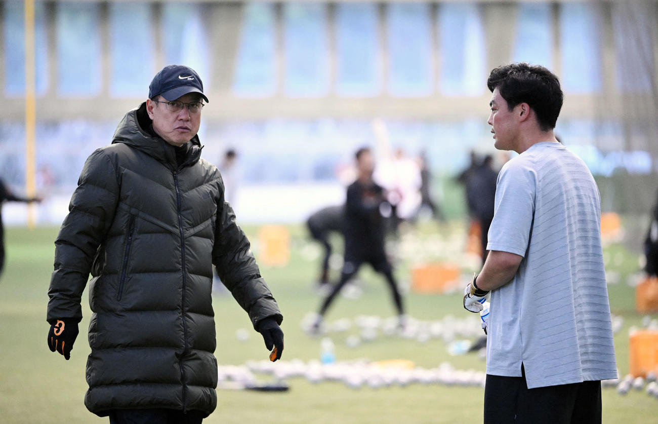 アーリーワークで1軍に合流した巨人山瀬（右）は原監督から話し掛けられる（撮影・滝沢徹郎）