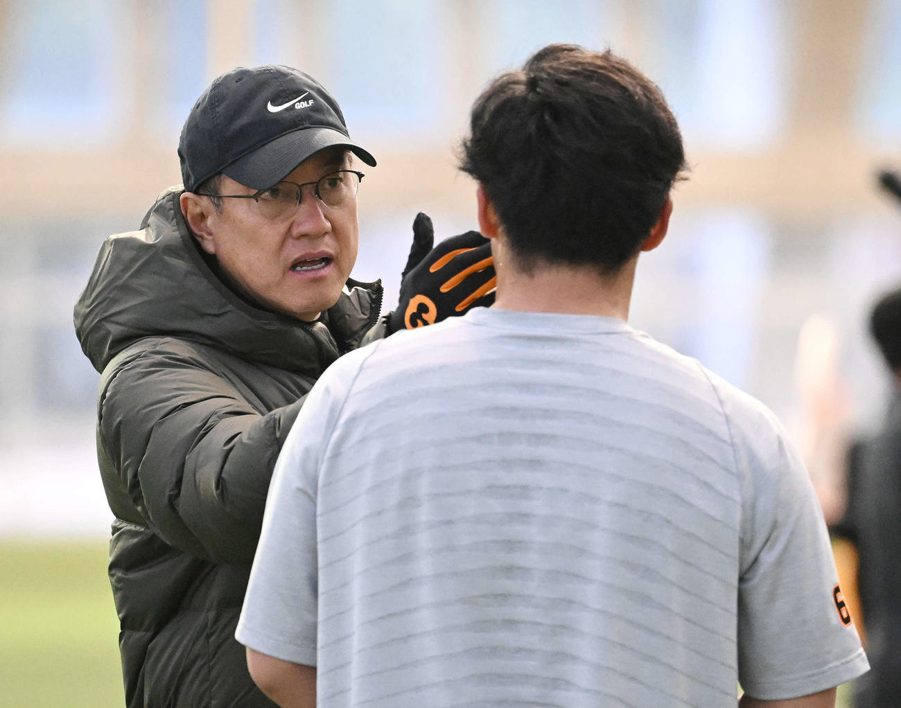 アーリーワークで1軍に合流した巨人山瀬（手前）に話す原監督（撮影・滝沢徹郎）