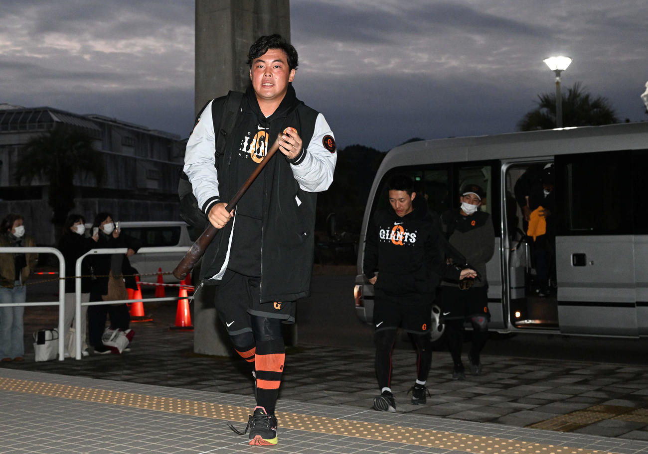 1軍に合流しアーリーワークに臨む巨人山瀬（手前）（撮影・滝沢徹郎）
