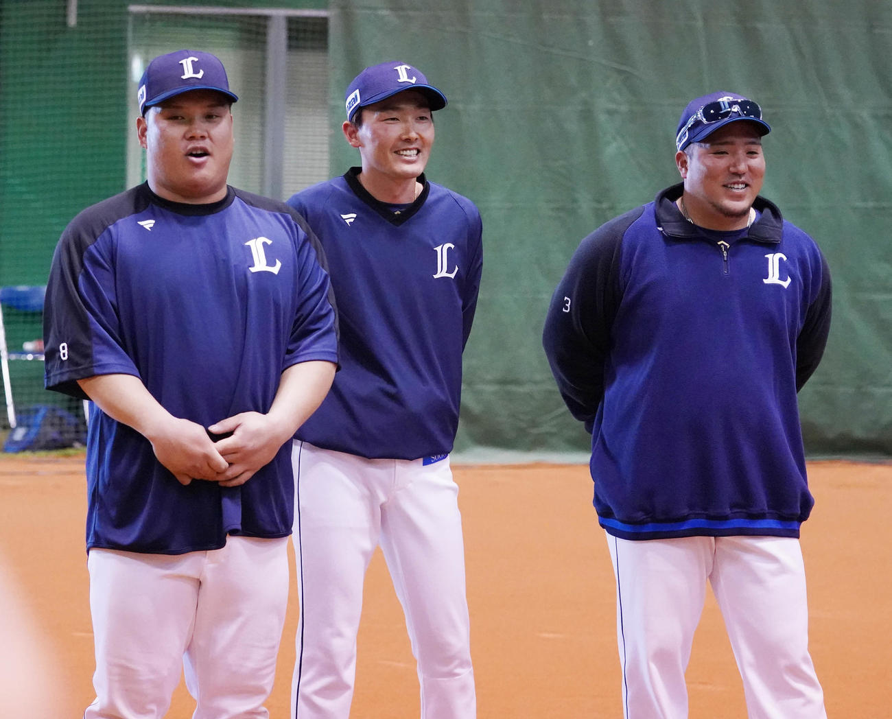 WBC日本代表合宿参加のためこの日でチームを離れる、右から西武山川穂高と源田壮亮はナインの前であいさつする。左は侍ジャパン公式マスコットキャラクター？の渡部健人（撮影・小沢裕）