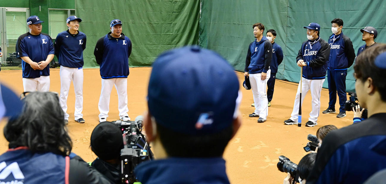 WBC日本代表合宿参加のためこの日でチームを離れる、右から西武山川穂高と源田壮亮はナインの前であいさつする。左は侍ジャパン公式マスコットキャラクター？の渡部健人（撮影・小沢裕）