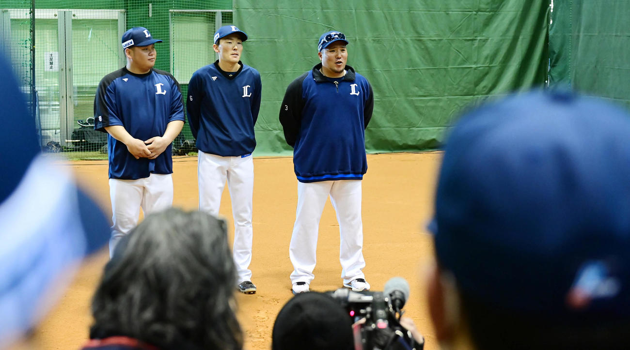 WBC日本代表合宿参加のためこの日でチームを離れる、右から西武山川穂高と源田壮亮はナインの前であいさつする。左は侍ジャパン公式マスコットキャラクター？の渡部健人（撮影・小沢裕）