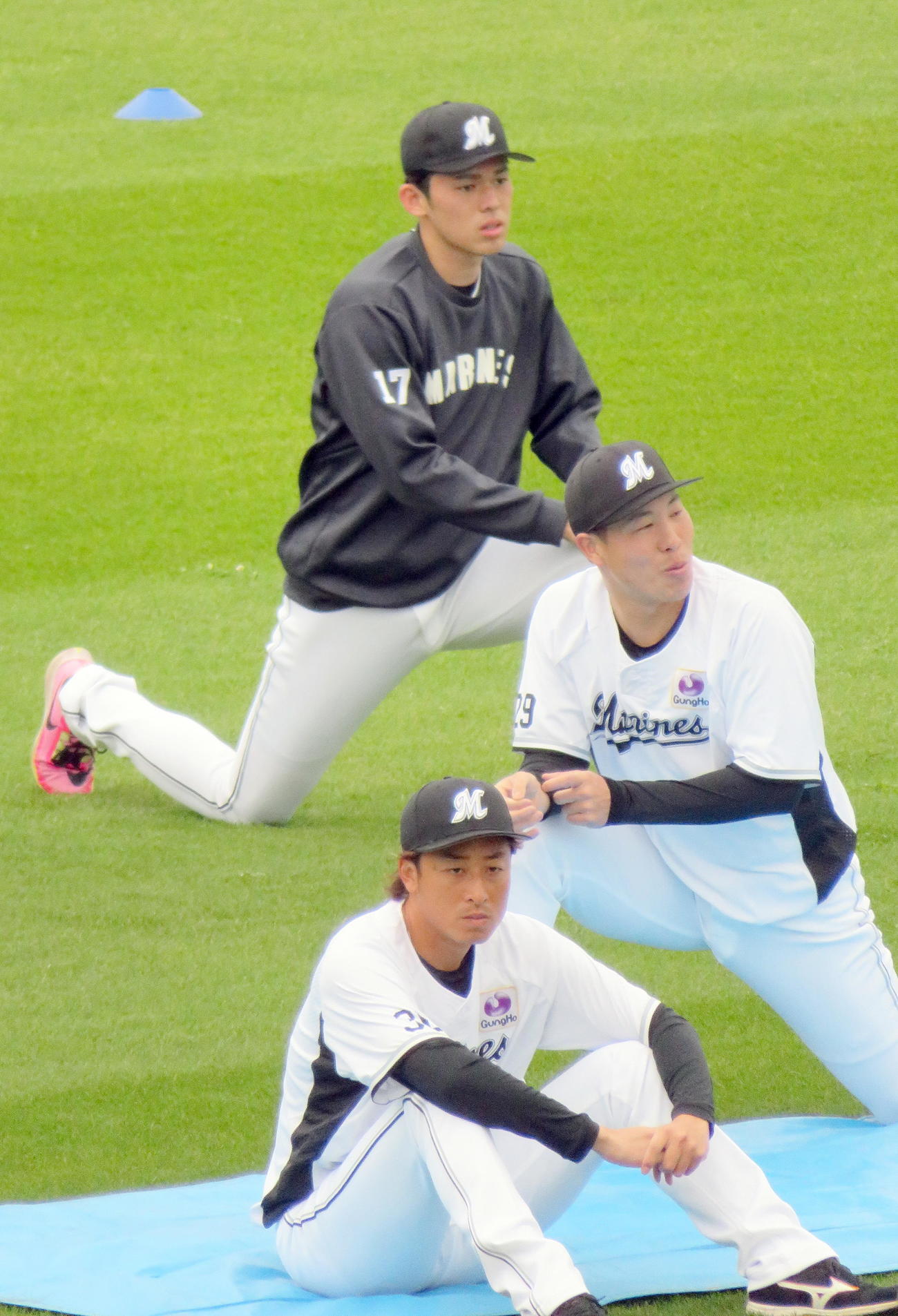 ストレッチを行うロッテ佐々木朗（撮影・鎌田直秀）
