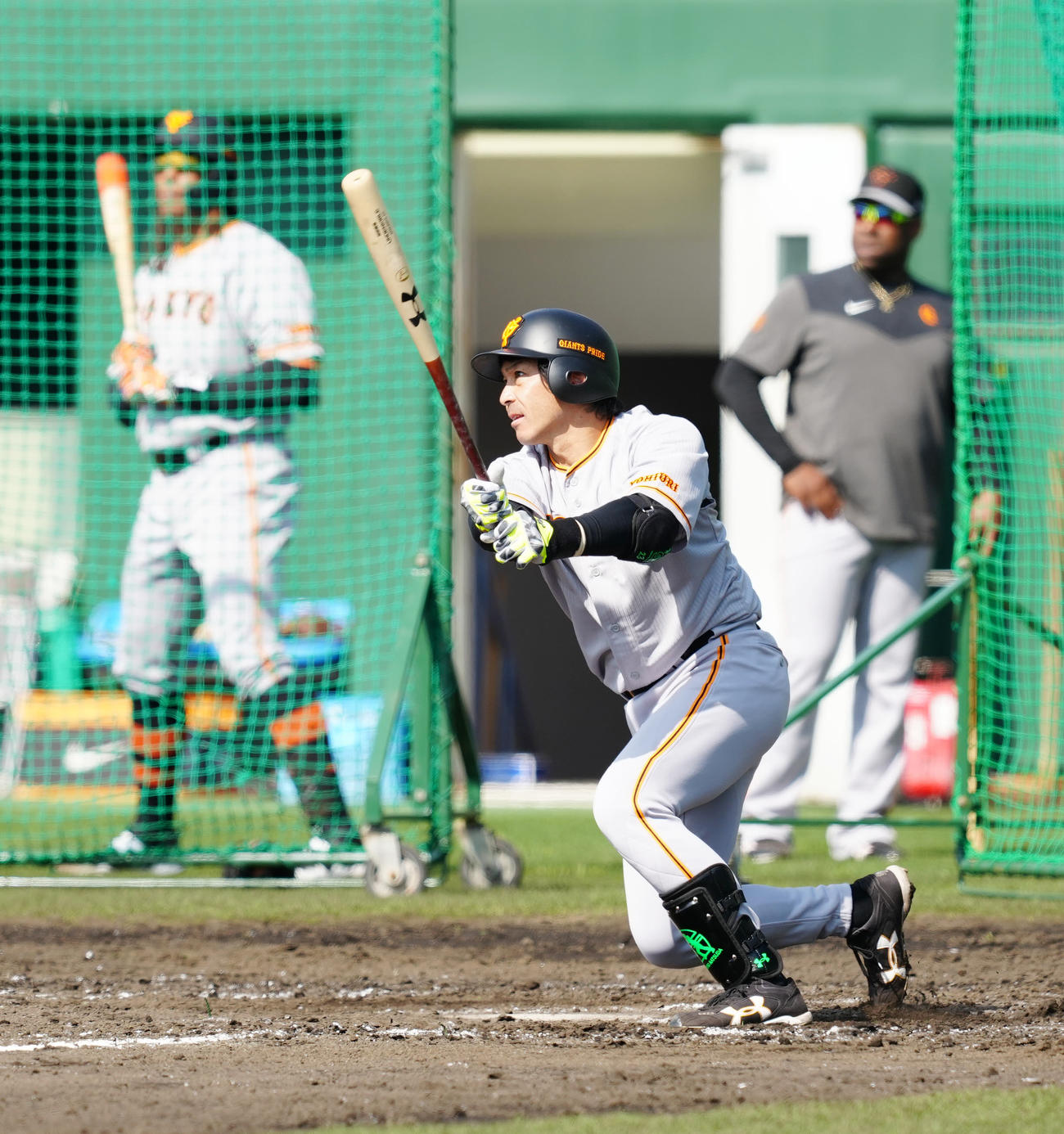 シート打撃で二塁打を放つ巨人松田（撮影・江口和貴）