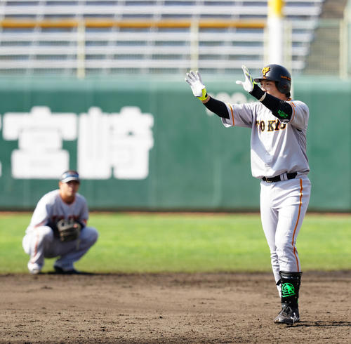 巨人】松田宣浩、移籍後“初ヒット”「ボールくださーい」記念球ゲット