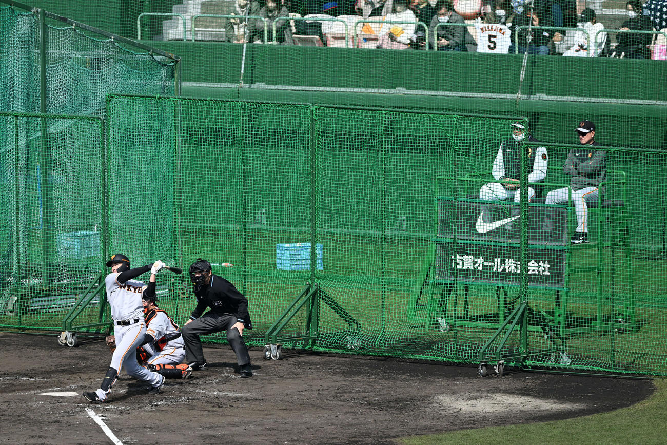 ケース打撃で本塁打を放つ巨人ドラフト2位萩尾。後方右から原監督、駒田3軍監督（撮影・滝沢徹郎）