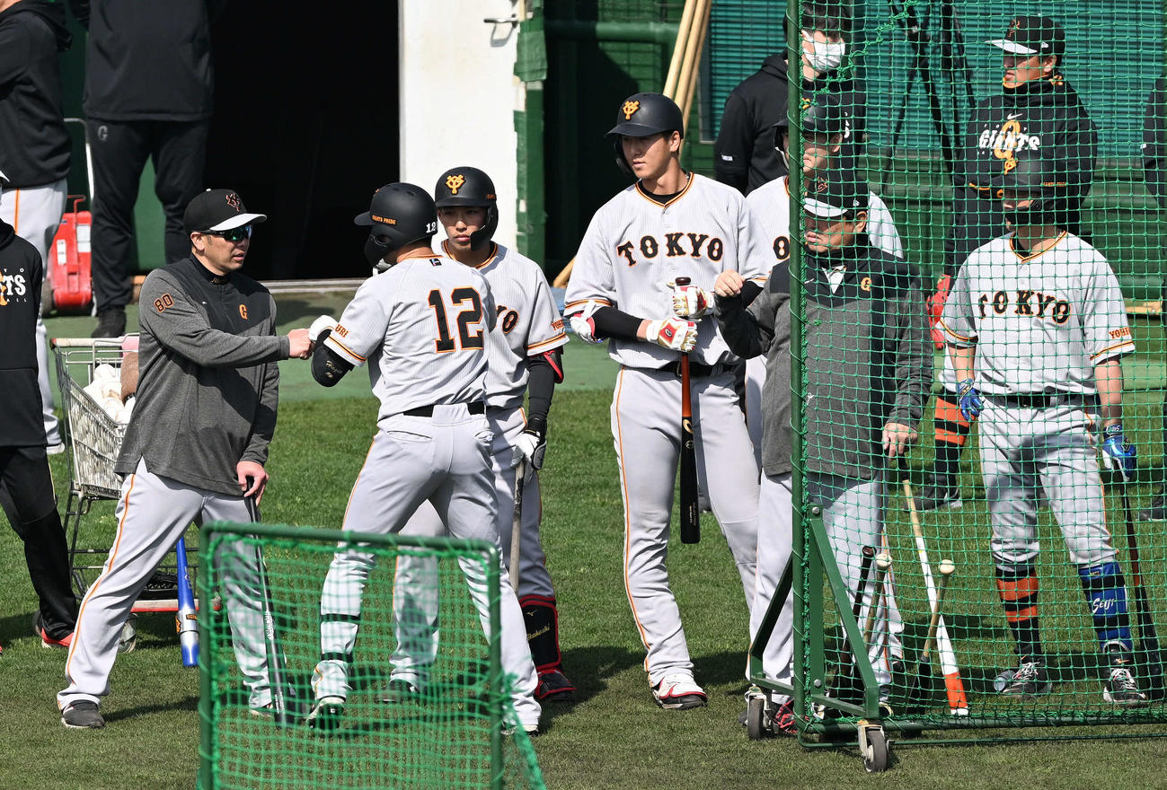 ケース打撃で本塁打を放った巨人ドラフト2位萩尾（左から2人目）は阿部ヘッド兼バッテリーコーチとグータッチする（撮影・滝沢徹郎）