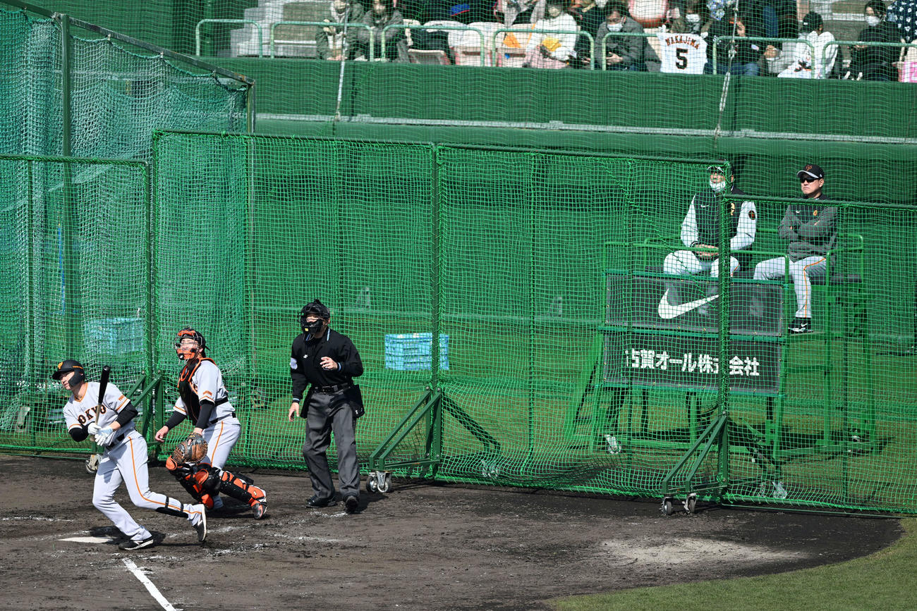 ケース打撃で本塁打を放つ巨人ドラフト2位萩尾。後方右から原監督、駒田3軍監督（撮影・滝沢徹郎）