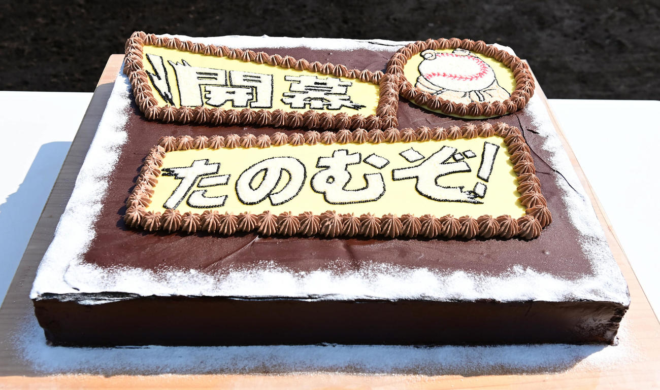 開幕投手を伝えられた西武高橋にサプライズで贈呈されたバレンタインデーにちなんだチョコレートケーキには「開幕たのむぞ！」というメッセージが添えられた（撮影・小沢裕）