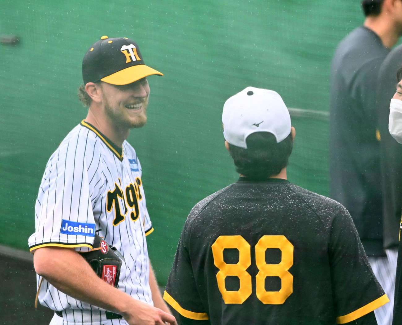フリー打撃に登板したB・ケラー（左）は安藤コーチと笑顔で話す（撮影・前岡正明）