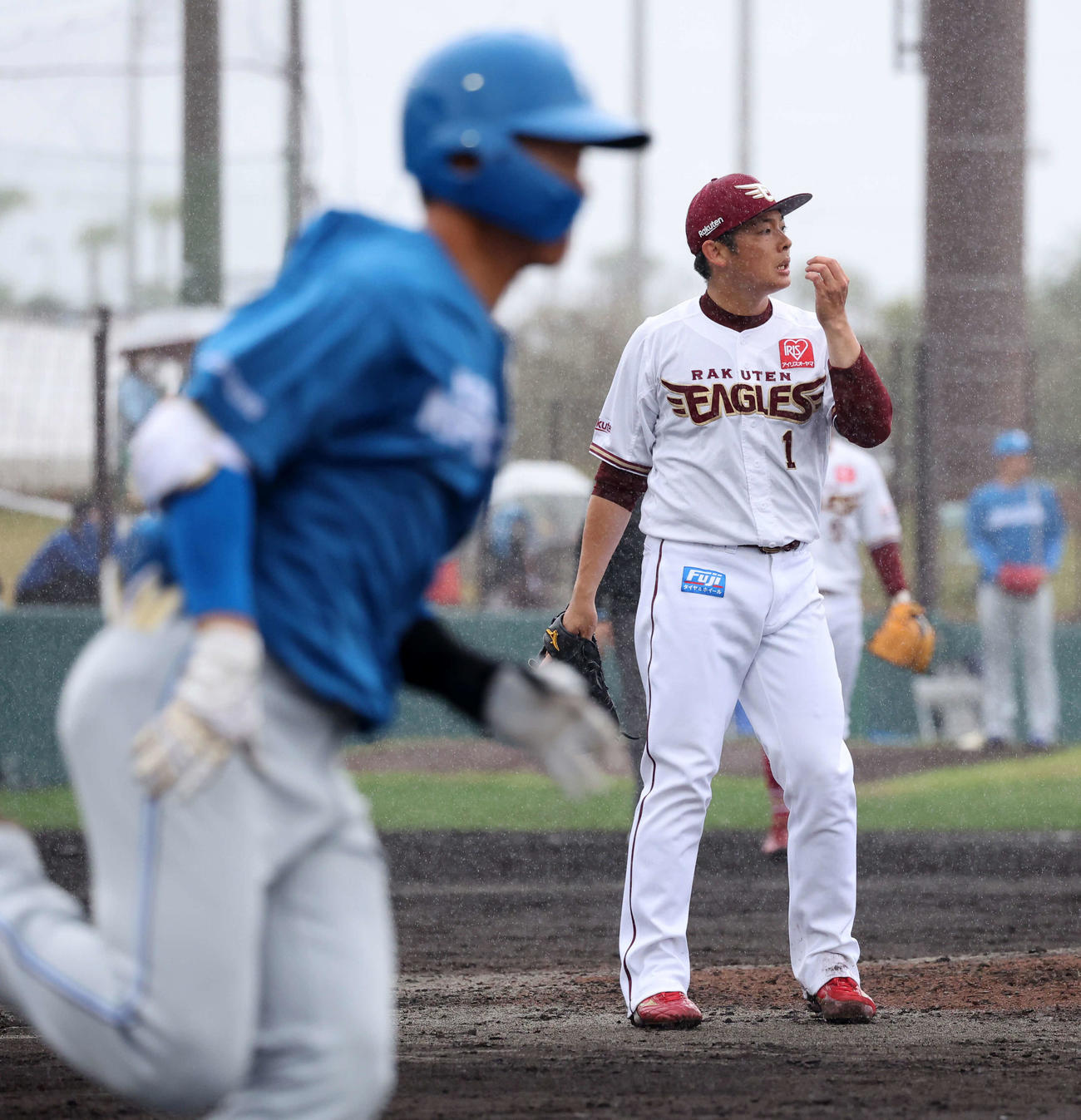 楽天対日本ハム　5回表日本ハム2死三塁、矢沢（左）に右越え本塁打を放たれ口元をおさえる楽天松井裕（撮影・鈴木正人）