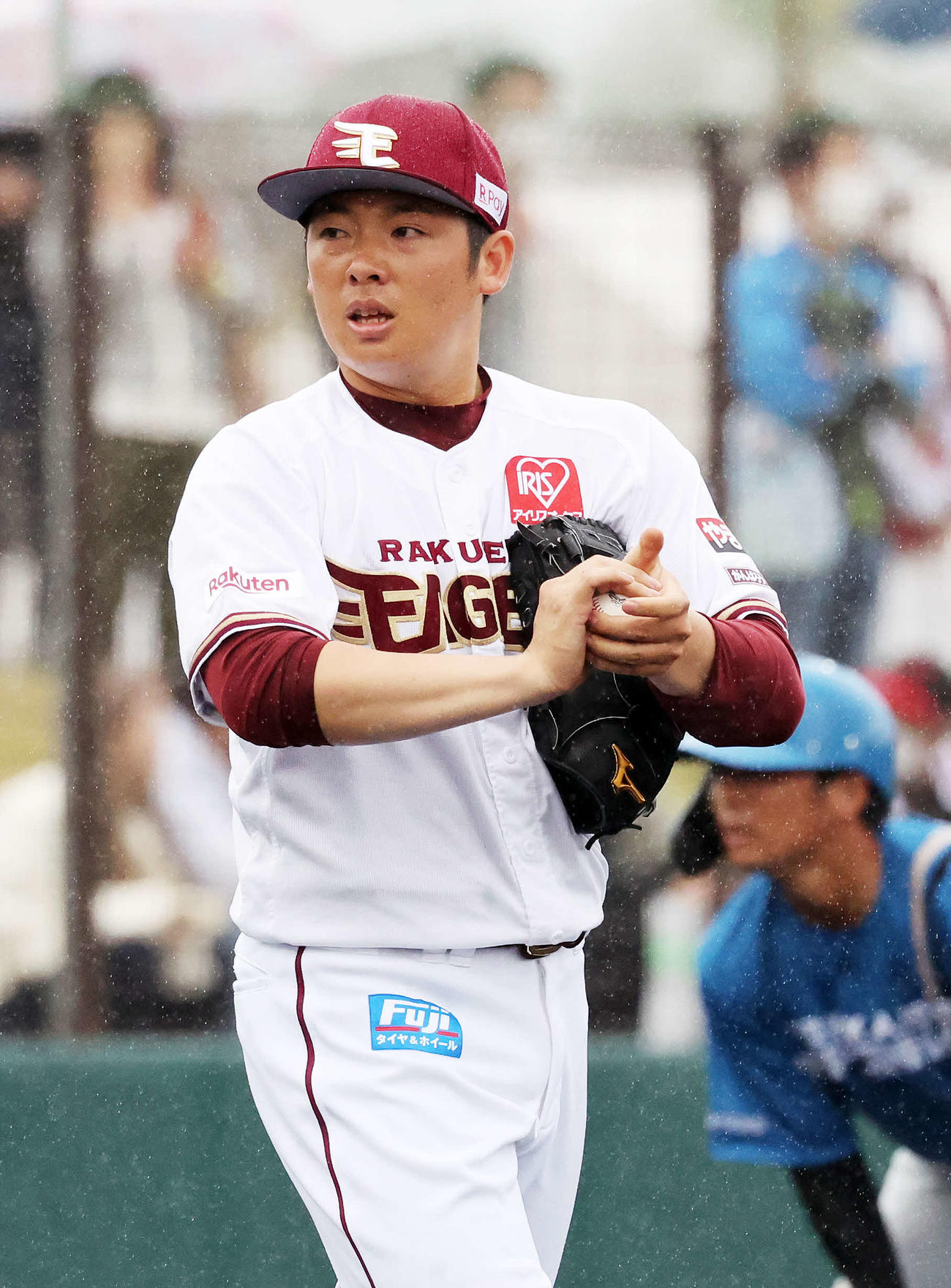 楽天対日本ハム　5回表、しきりにボールを揉む楽天松井裕（撮影・鈴木正人）