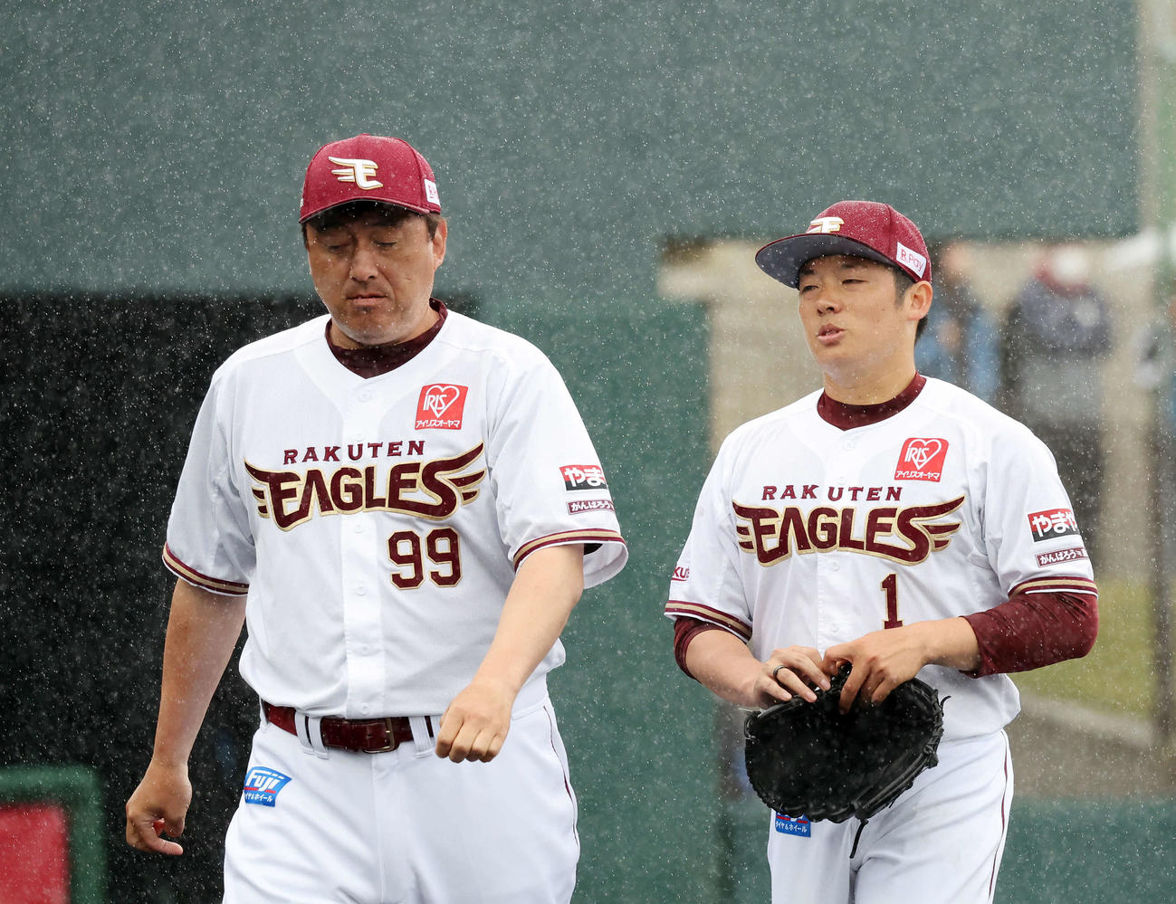楽天対日本ハム　5回表、楽天石井一久監督（左）に降板を告げられベンチに引き揚げる松井裕（撮影・鈴木正人）