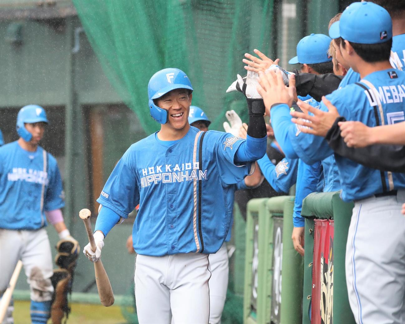楽天対日本ハム　5回表日本ハム2死三塁、右越え2点本塁打を放ちナインに出迎えられ笑顔の矢沢（撮影・黒川智章）
