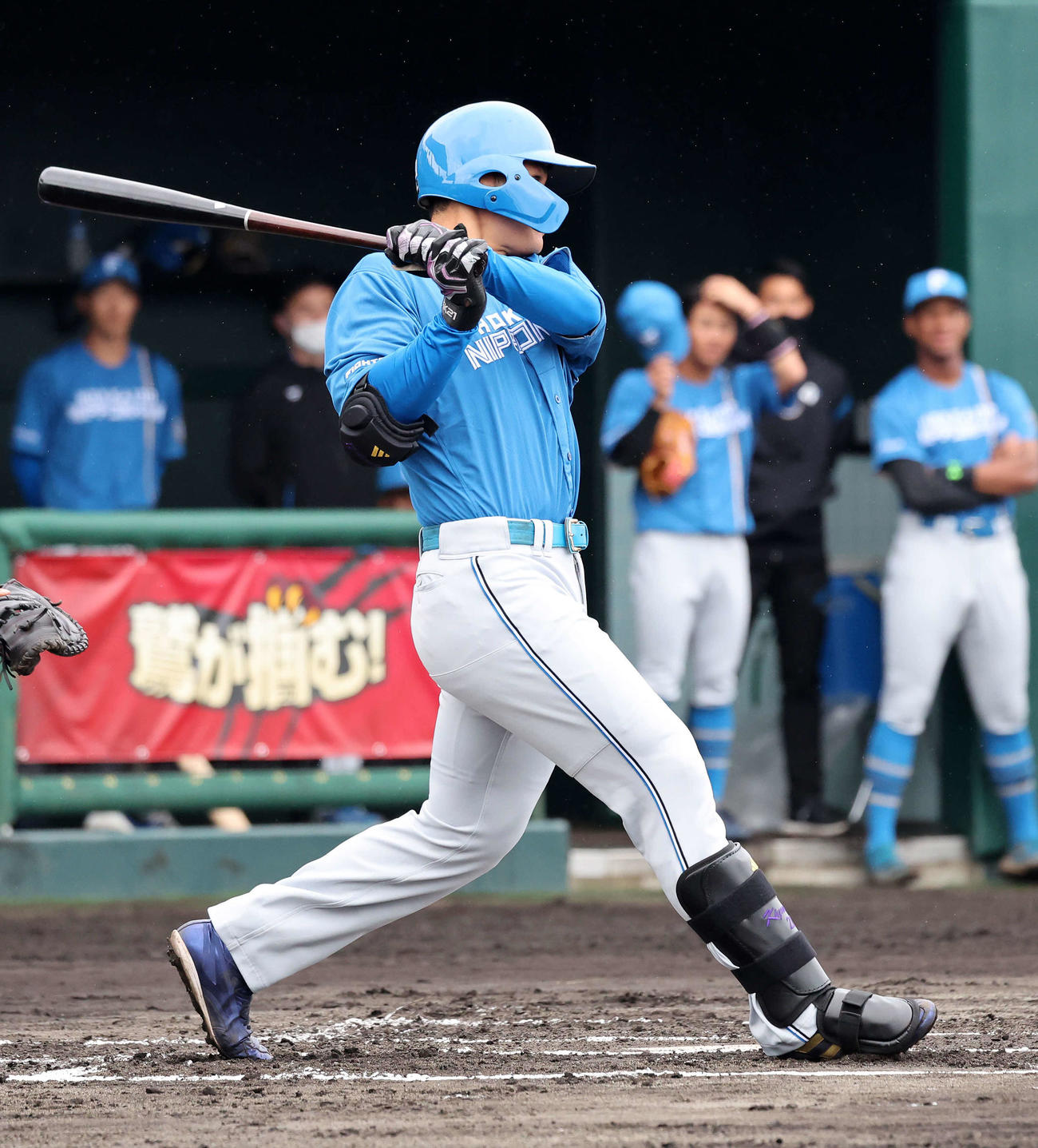 楽天対日本ハム　1回表日本ハム2死一、二塁、清宮は右中間2点適時二塁打を放つ（撮影・鈴木正人）