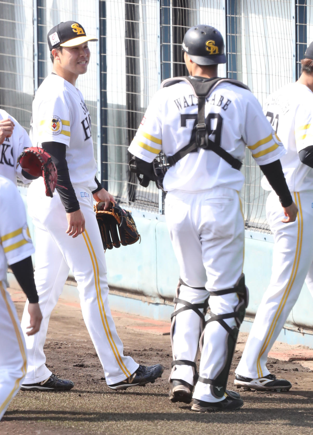 紅組対白組　1回表終了後、藤井（左）は渡辺と笑顔で話をする（撮影・屋方直哉）