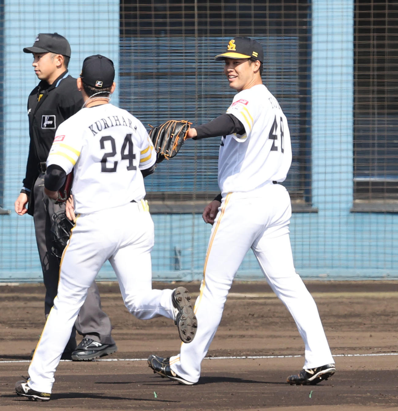 紅白戦に登板した藤井皓哉（右）は2回を投げ無失点と好投、栗原陵矢とハイタッチ（撮影・梅根麻紀）