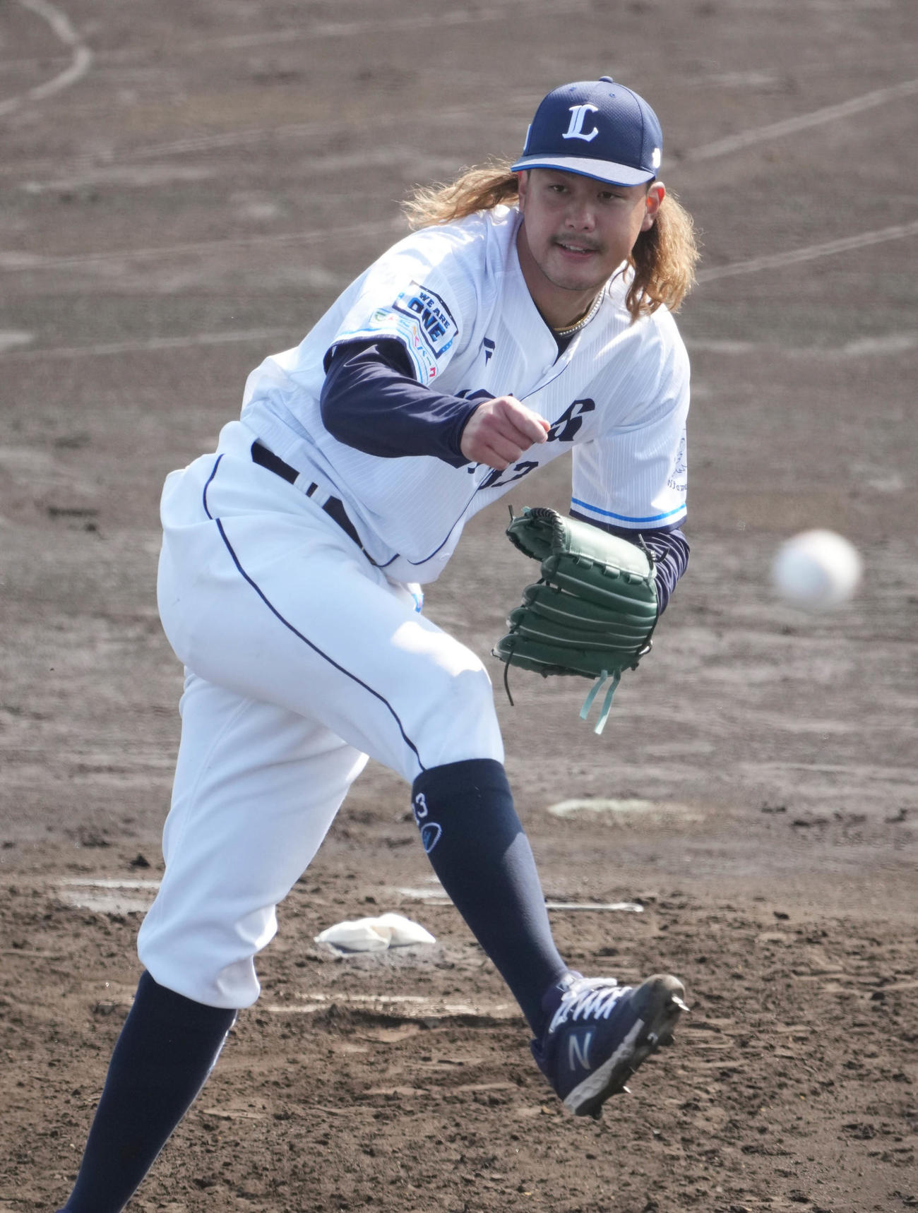 ライブBPで登板する西武高橋（撮影・小沢裕）