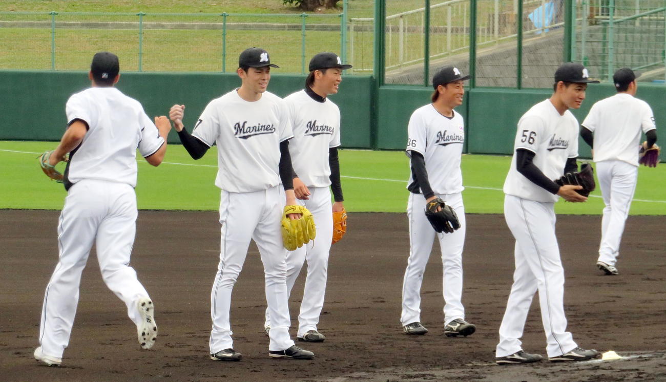 投内連係練習でカスティーヨ（左）をグータッチでたたえるロッテ佐々木朗（左から2人目）（撮影・鎌田直秀）