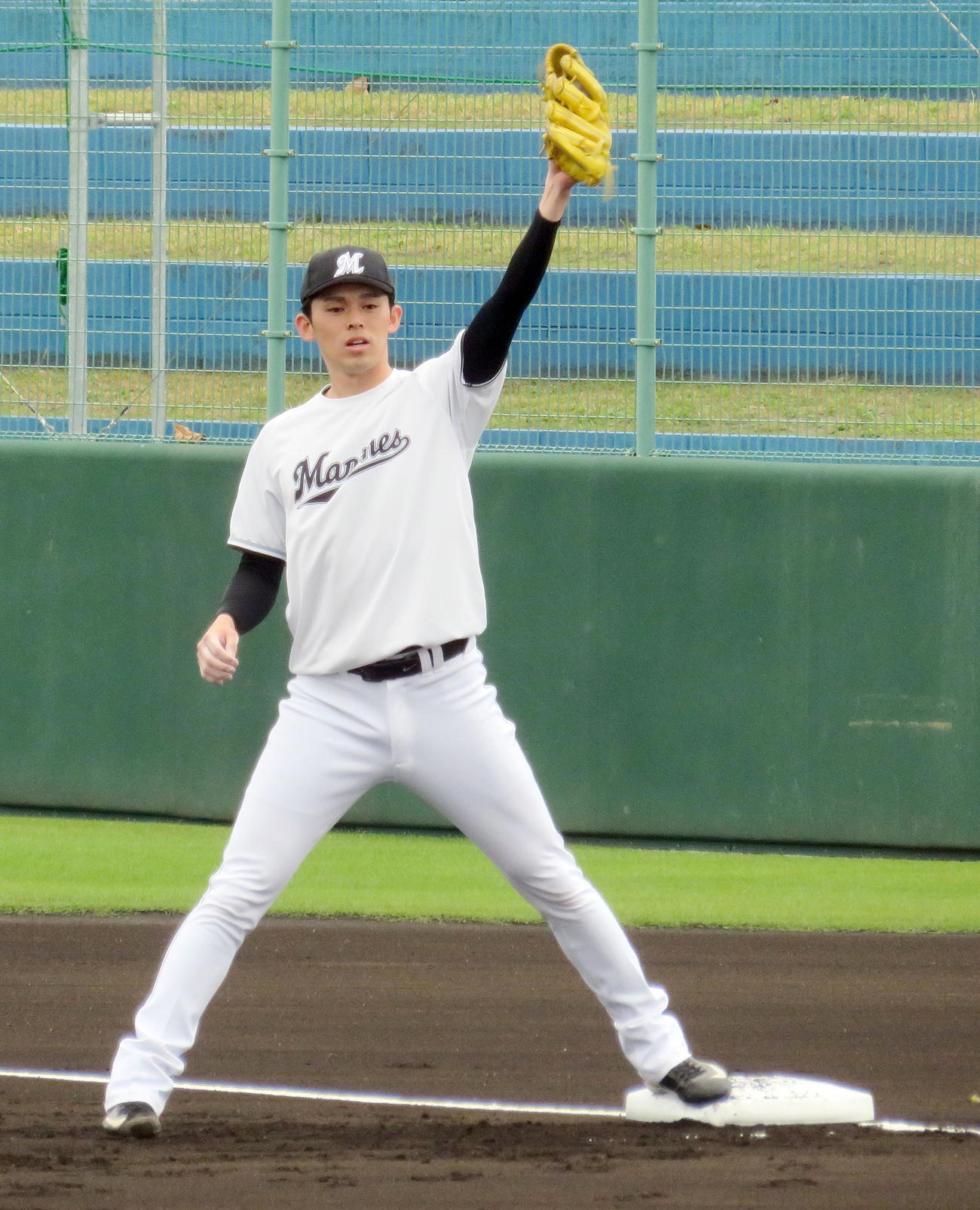 投内連係練習で一塁ベースカバーに入るロッテ佐々木朗（撮影・鎌田直秀）