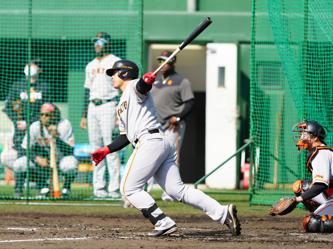 シート打撃で中前打を放つ巨人岡本和（撮影・江口和貴）